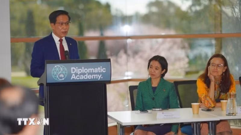 Заместитель директора Государственной политической академии имени Хо Ши Мина Хоанг Фук Лам на рабочей встрече с руководителями Министерства иностранных дел и торговли Австралии и Австралийской дипломатической академии. Фото: ВИА