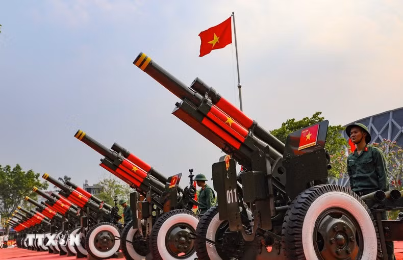 105-мм гаубицы на территории музея.