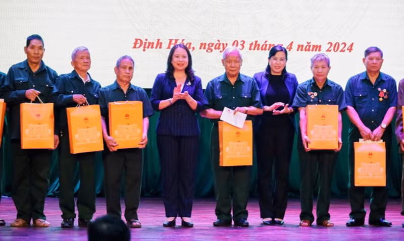 И.о. Президента Во Тхи Ань Суан вручает подарки людям, имеющим заслуги перед Отечеством, в уезде Диньхоа.