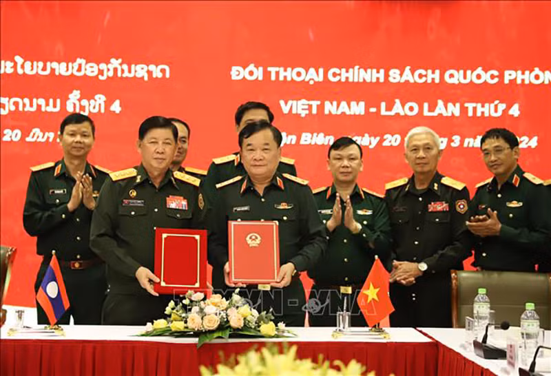 Стороны подписывают протокол диалога. Фото: ВИА