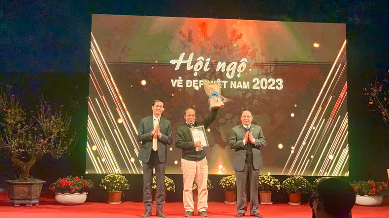 Ву Лам Ле Дык Тхань получает первый приз.