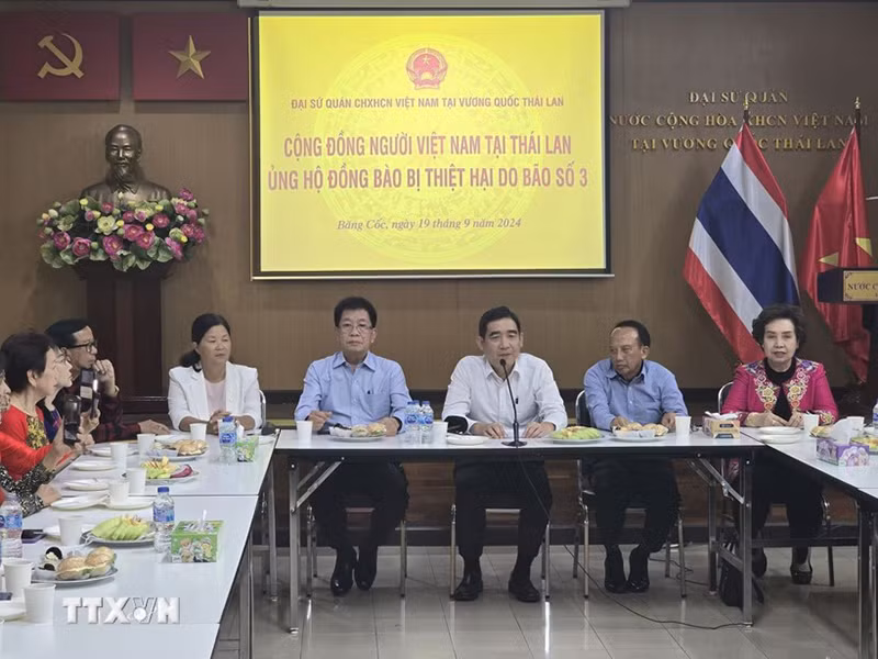 Посол Вьетнама в Таиланде Фам Вьет Хунг (в центре) выражает благодарность сообществу вьетнамцев. Фото: ВИА