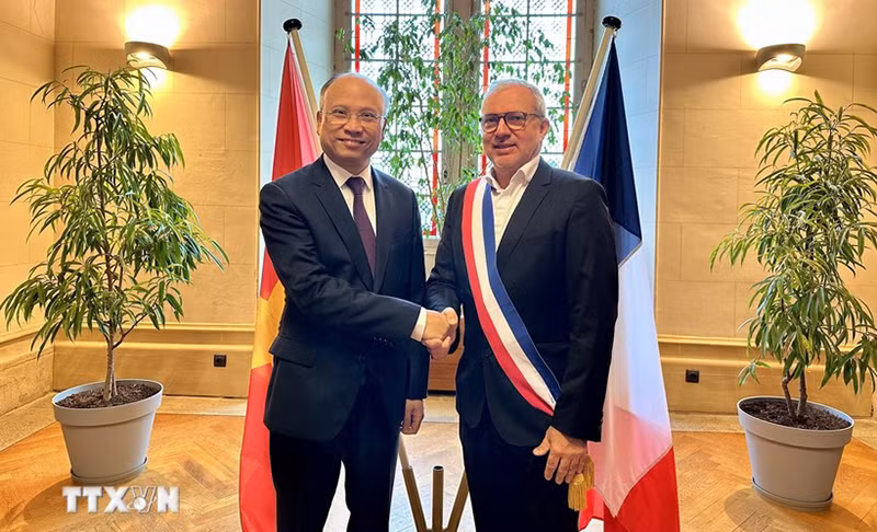 Мэр Дени Тюрио приветствует Посла Динь Тоан Тханга. Фото: ВИА