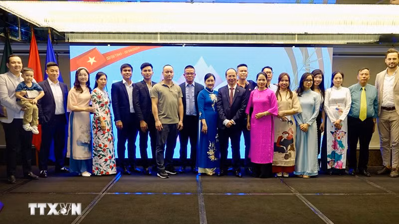 Посол Вьетнама в Бангладеш Нгуен Мань Кыонг, сотрудники Посольства и представители вьетнамской диаспоры на мероприятии. Фото: ВИА