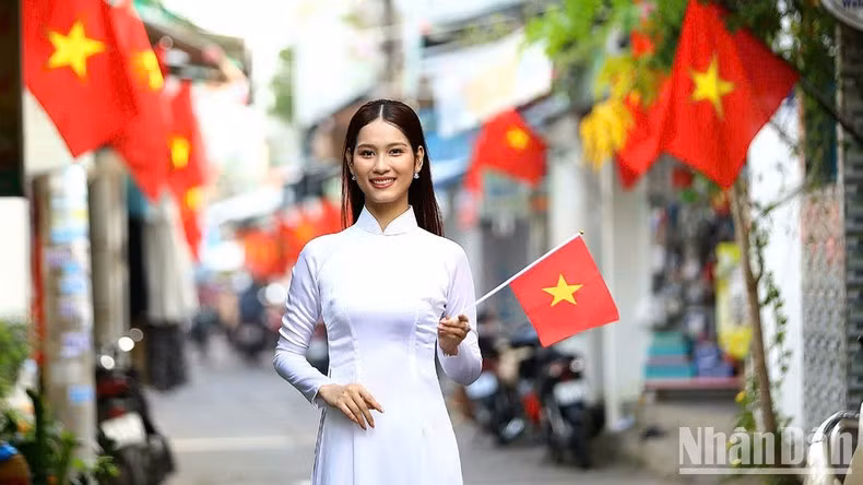 Небольшие аллеи в центре города Кантхо также заполнены флагами, что сделало их «сценами» для фотографирования многих молодых людей.