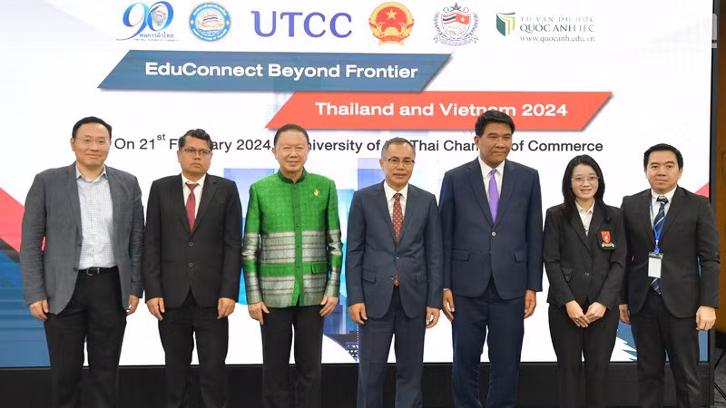 Участники мероприятия фотографируются на память. Фото: Суан Шон