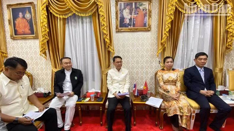 Заместитель министра Ле Тхи Тху Ханг на рабочей встрече с Губернатором провинции Канчанабури Тоцапоном Чайкомином. Фото: Суан Шон