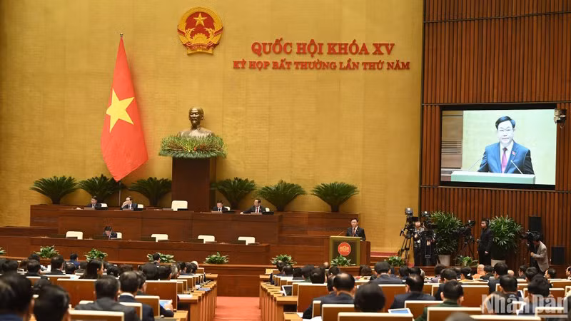 Председатель НС Выонг Динь Хюэ выступает со вступительной речью. Фото: Зюи Линь