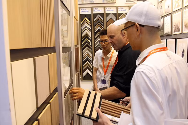 Посетители осматривают стенды на Vifa Expo 2024 года. Фото: ВИА