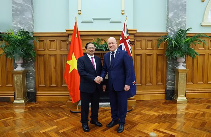 Премьер-министр Вьетнама Фам Минь Тьинь и Премьер-министр Новой Зеландии Кристофер Лаксон. Фото: ВИА