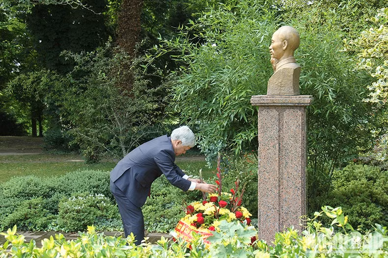 Товарищ До Ван Тьиен возлагает цветы к памятнику Президенту Хо Ши Мину. Фото: Кхай Хоан