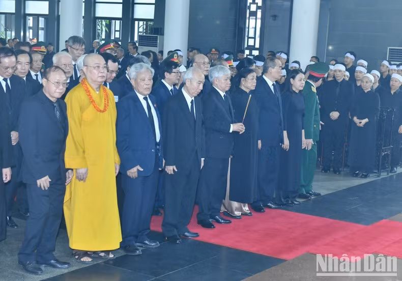 Делегация ЦК Отечественного фронта Вьетнама чтит память Генерального секретаря ЦК КПВ Нгуен Фу Чонга.