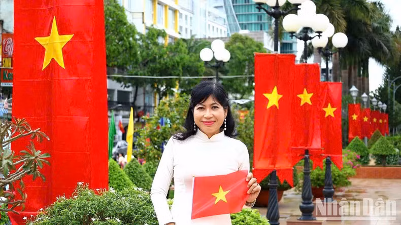 Многие люди делают памятные фотографии на пристани Нинькиеу.