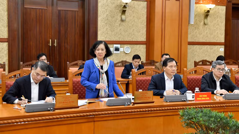 Товарищ Чыонг Тхи Май председательствует на конференции. Фото: Данг Кхоа