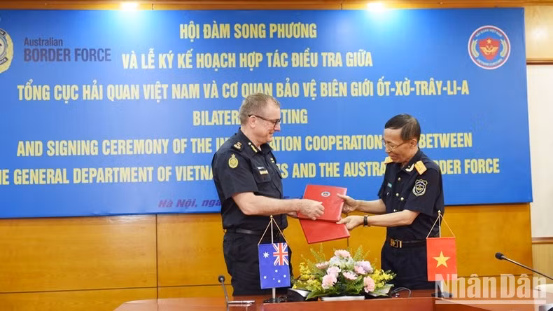 Стороны подписывают план сотрудничества. Фото: Чунг Хынг