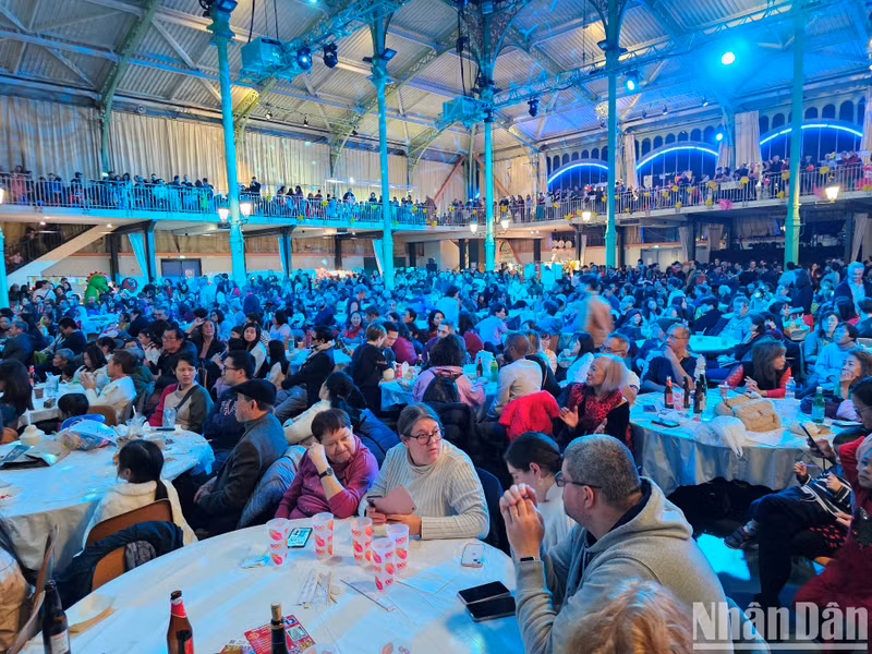 В мероприятии приняло участие большое количество вьетнамцев, проживающих в Париже, Иль-де-Франс и других населенных пунктах Франции. Фото: Кхай Хоан – Минь Зюи