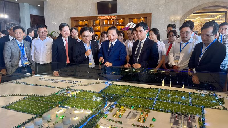 Товарищ Чан Хонг Ха заслушивает презентацию предприятия о промышленном парке Шонми I.