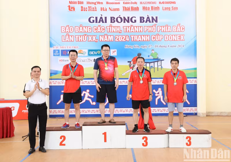 Журналист Ву Тхань Лонг (газета «Хайзыонг») занял первое место в одиночном разряде среди мужчин старше 50 лет.