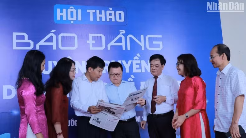 Участники конференции обсуждают вопросы в кулуарах конференции.