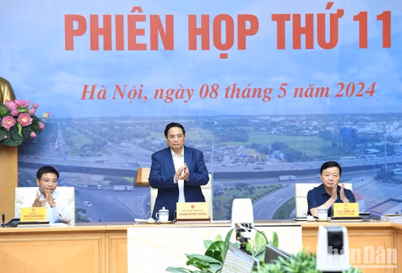 Премьер-министр Фам Минь Тьинь председательствует на заседании. Фото: Чан Хай