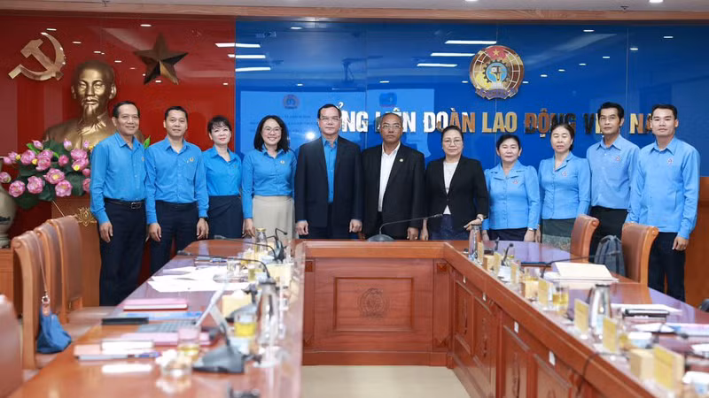 Участники переговоров.