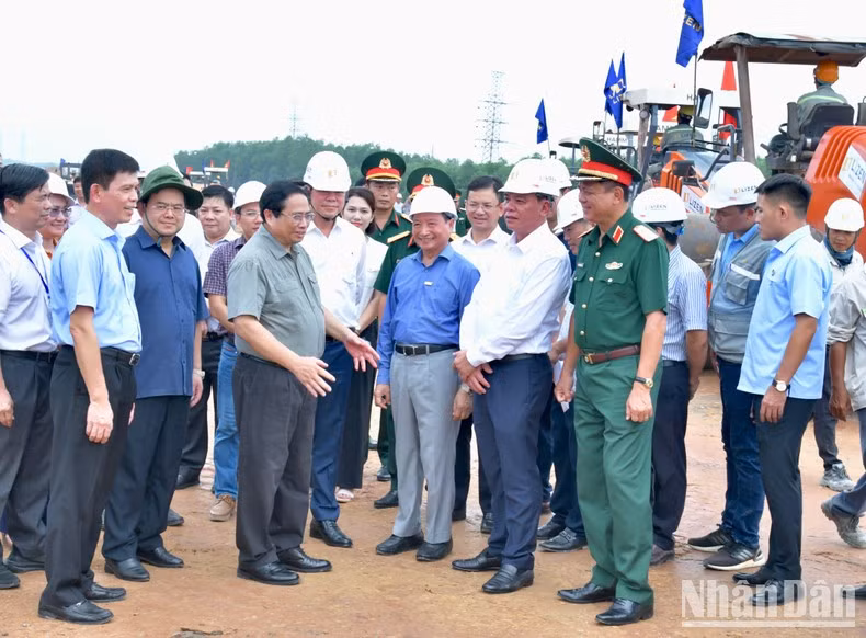 Премьер-министр Фам Минь Тьинь осматривает строительную площадку. Фото: Тхань Жанг