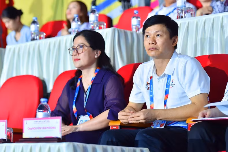 Руководители Министерства образования и подготовки кадров на репетиции.