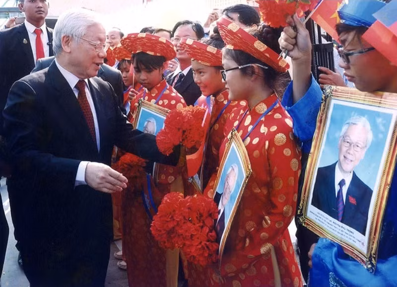 Генеральный секретарь ЦК КПВ Нгуен Фу Чонг на встрече с детьми вьетнамского происхождения в Камбодже. Фото предоставлено Кхмерско-вьетнамским обществом в Камбодже