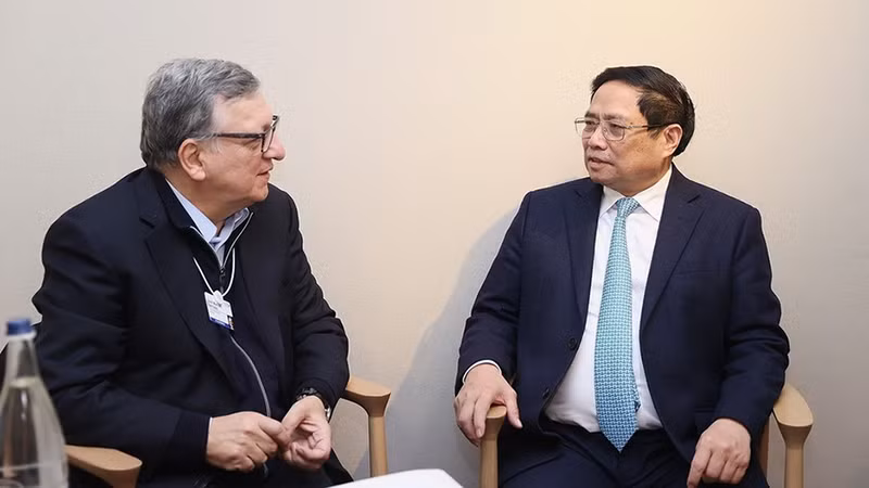 Премьер-министр Фам Минь Тьинь и Председатель Глобального альянса по вакцинам и иммунизации (ГАВИ) Хосе Мануэля Дурау Баррозу. Фото: ВИА