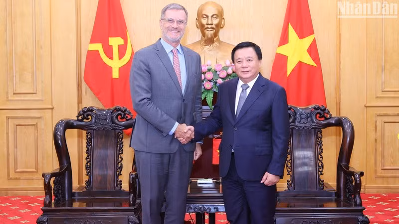 Товарищ Нгуен Суан Тханг принимает Посла Оливье Броше.