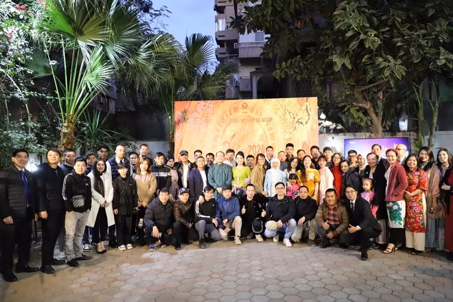 Посол Вьетнама в Египте Нгуен Хюи Зунг фотографируется на память с участниками мероприяти. Фото: ВИА