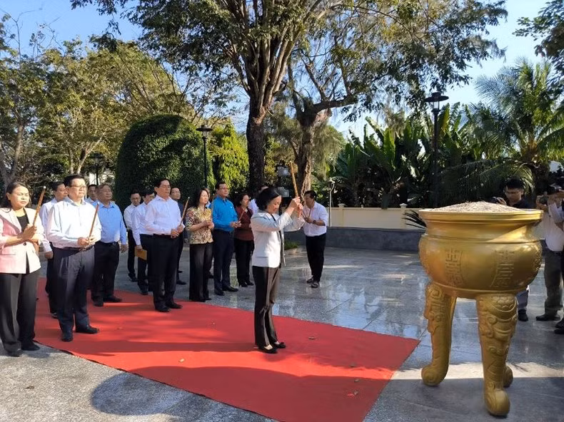 Товарищ Чыонг Тхи Май возлагает венок и воскуряет благовония в память о героине Во Тхи Шау.