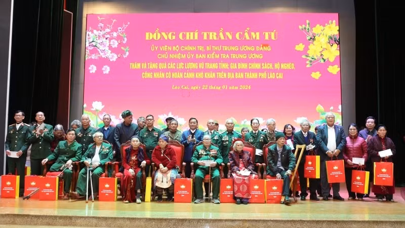 Товарищ Чан Кам Ту вручает подарки жителям провинции Лаокай.