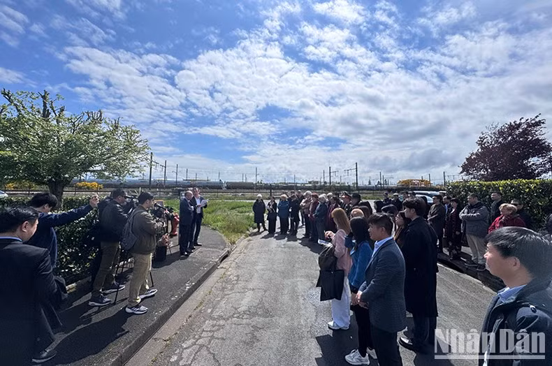 В церемонии приняли участие молодые вьетнамцы и французы. Фото: Минь Зюи