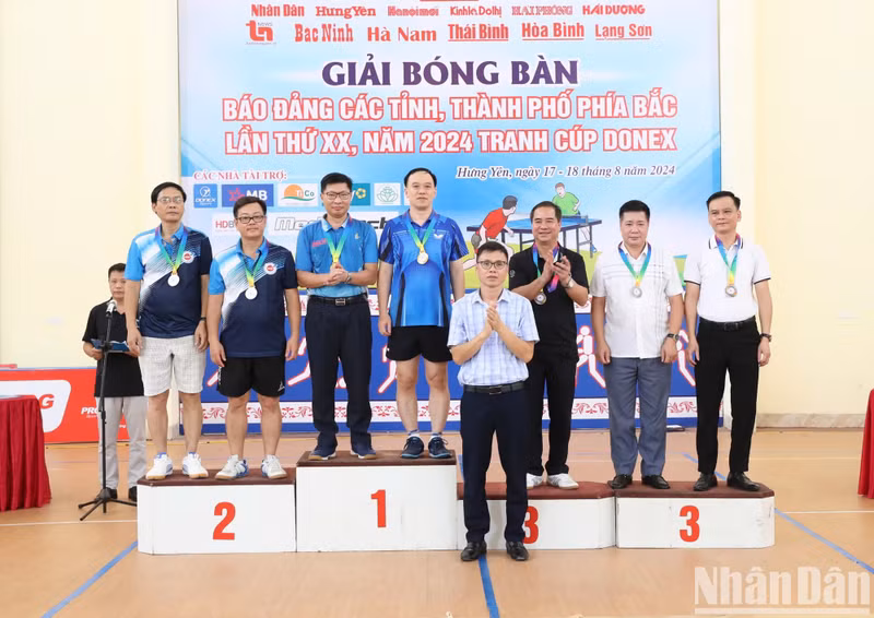 Журналисты Ха Куок Вьет и Нго Вьет Ань (газета «Нянзан») завоевали первое место в мужском парном разряде для руководителей.