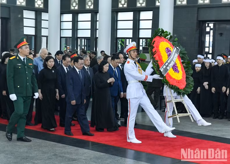 Делегация Парткома, Народного совета, Народного комитета, Комитета ОФВ города Ханоя чтит память Генерального секретаря ЦК КПВ Нгуен Фу Чонга.
