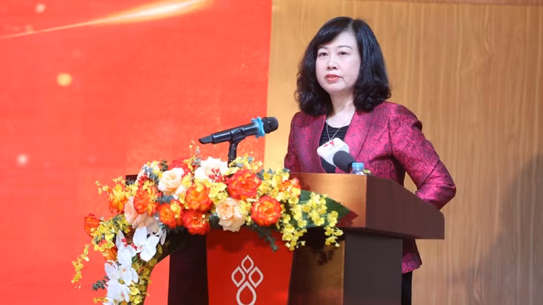 Товарищ Дао Хонг Лан выступает с речью.