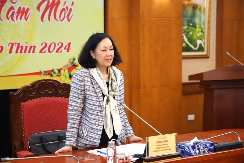 Постоянный член Секретариата, Заведующая Организационным отделом ЦК КПВ Чыонг Тхи Май выступает с речью. Фото: Отдел ЦК КПВ по экономическим вопросам