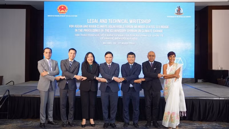 Участники семинара фотографируются на память.