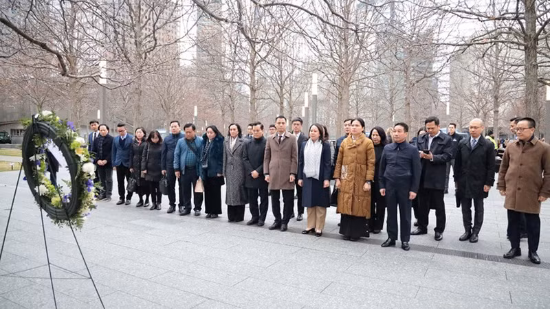 Вице-президент Во Тхи Ань Суан и рабочая делегация возлагают цветы к Мемориалу 11 сентября в Нью-Йорке. Фото: ВИА