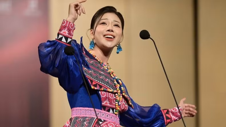 Певица Нгуен Бао Йен исполняет песню.