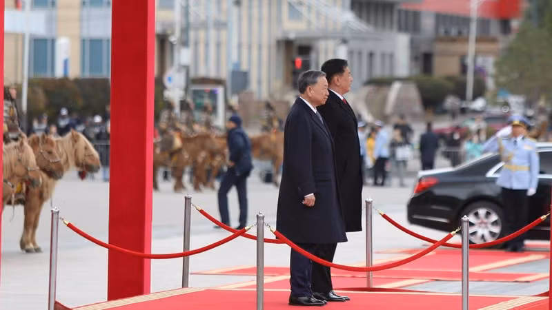 Генеральный секретарь ЦК КПВ, Президент Вьетнама То Лам и Президент Монголии Ухнаагийн Хурэлсух на церемонии.