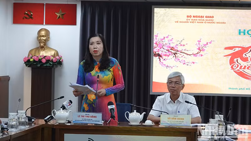 Заместитель министра иностранных дел, Председатель Государственного комитета по делам вьетнамцев, проживающих за рубежом, Ле Тхи Тху Ханг информирует делегатов о программе «Весна на Родине» 2024 г.