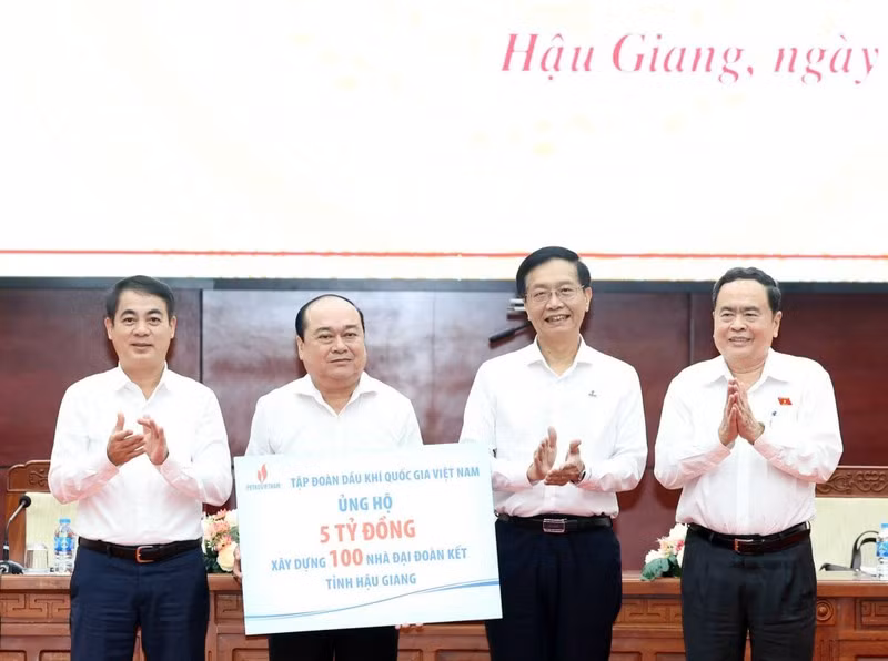 В присутствии Председателя НС спонсор вручает поддержку для строительства 100 домов великого единства в провинции Хаужанг.