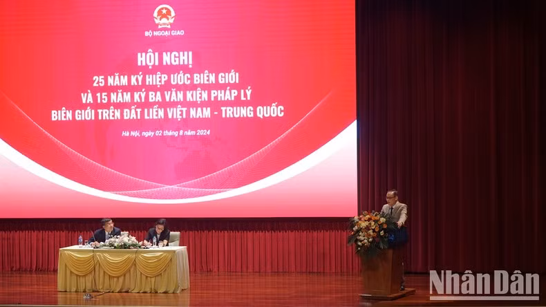 Заведующий Отделом ЦК КПВ по внешним связям Ле Хоай Чунг выступает с речью. Фото: Чунг Хынг