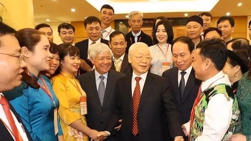 Генеральный секретарь партии Нгуен Фу Чонг встречается с делегатами Национальной культурной конференции по выполнению резолюции 13-го всевьетнамского партийного съезда 24 ноября 2021 года. (Фото: ВИA)