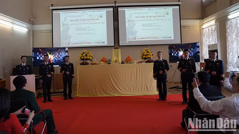 Художественный номер вьетнамских студентов, обучающихся в Санкт-Петербурге. Фото: Суан Хынг