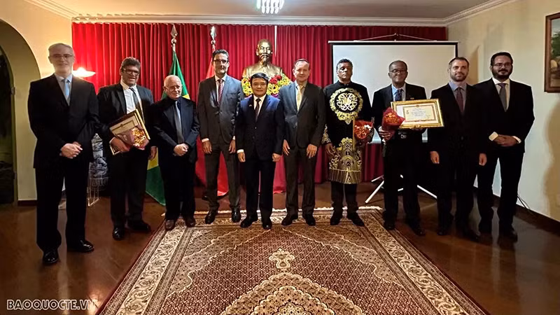 Участники мероприятия фотографируются на память. Фото: baoquocte.vn