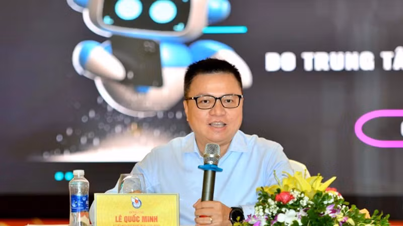 Главный редактор газеты «Нянзан» Ле Куок Минь выступает с речью.