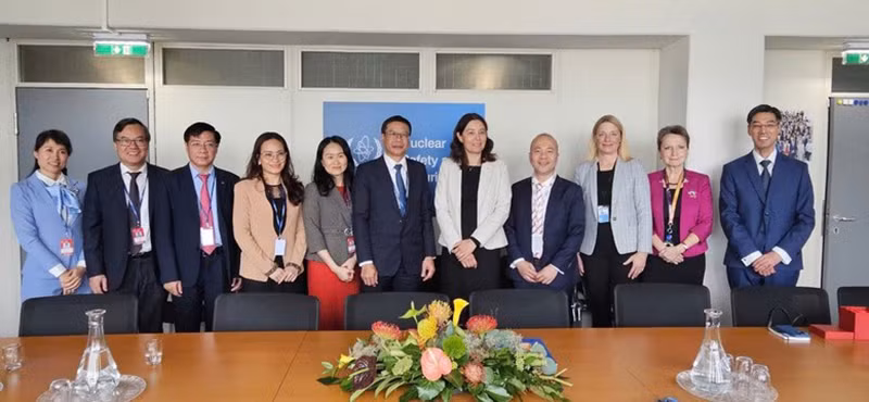 Вьетнамская делегация на рабочей встрече с Заместителем генерального директора МАГАТЭ Лиди Эврард и должностными лицами МАГАТЭ.